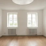Raum mit zwei Fenstern, Holzboden