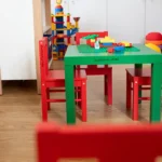 Kindertisch mit Bauklötzen