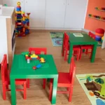 Kleine Kindertischchen und Stühle in einem Raum