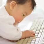 Baby klickt auf der Tastatur