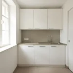 kleinere Küche mit weissen Fronten